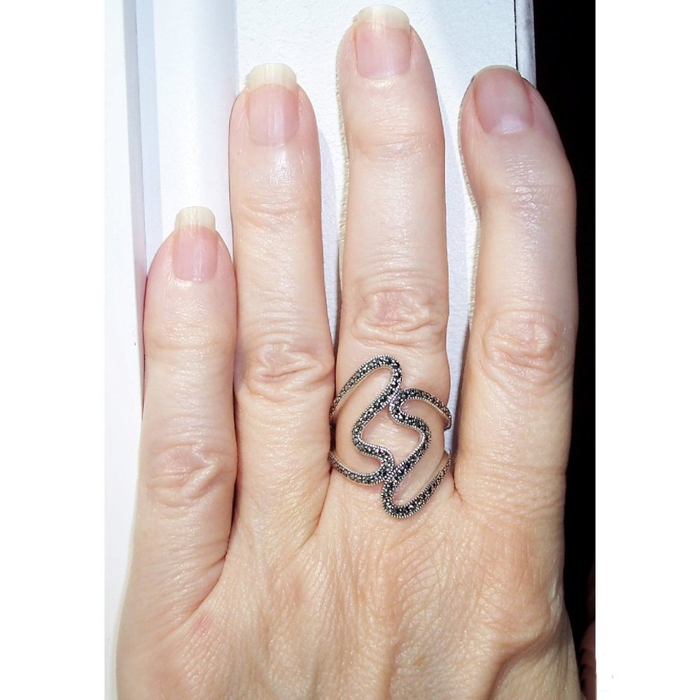 925 STERLING SILVER Modern Curvy Marcasite Statement Ring - Picture 3 of 16